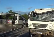 Seis pessoas morrem após colisão entre van e caminhão em rodovia no norte da Bahia
