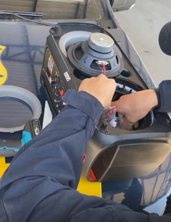 PRF apreende maconha e haxixe escondidos em caixa de som dentro de ônibus na BR-242