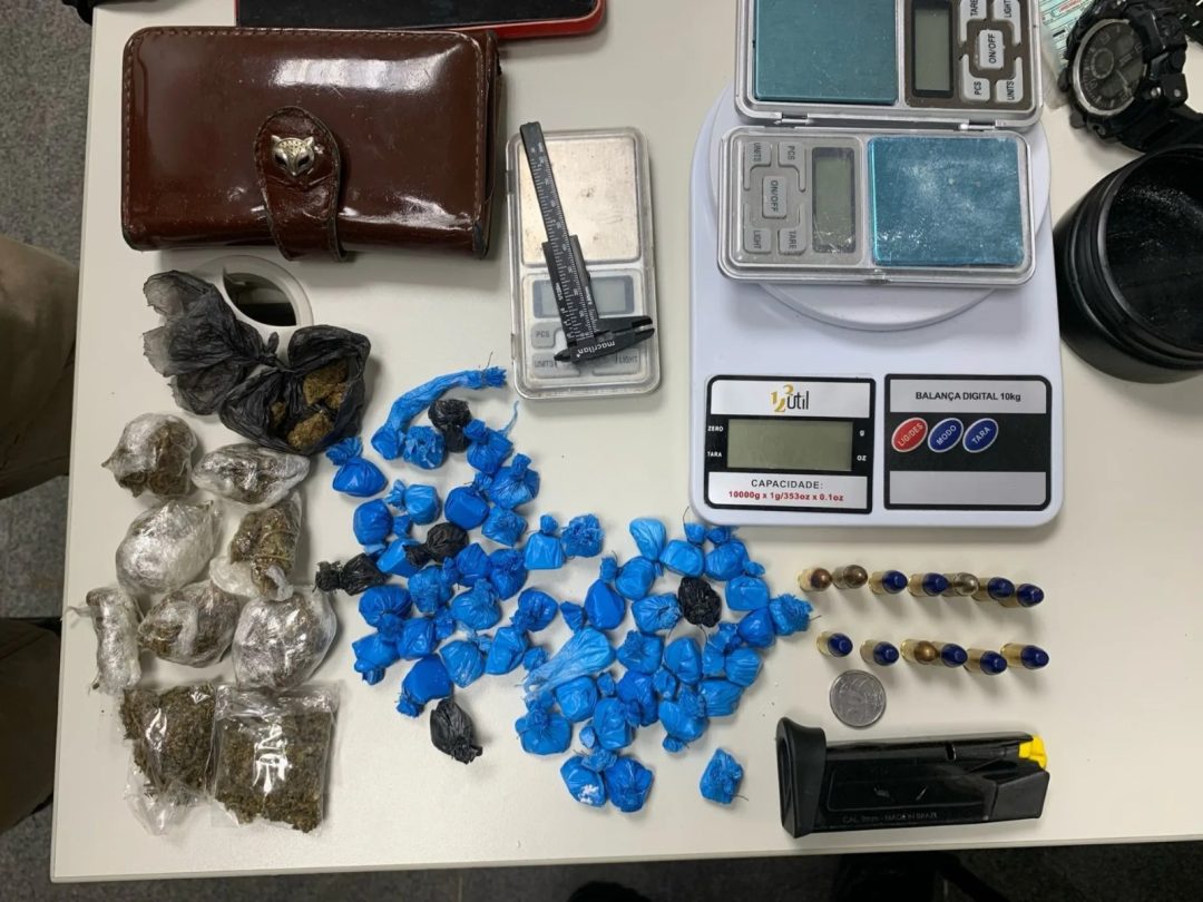 Irmãos são presos com drogas e munições durante operação policial