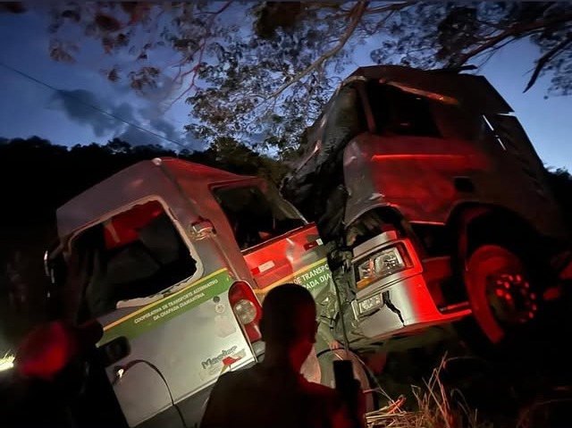 Grave acidente deixa mortos e feridos na tarde deste domingo na BR-242