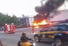 Homens ateiam fogo em guincho com motos apreendidas durante operação da PRF Homens ateiam fogo em guincho com motos apreendidas durante operação da PRF