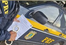 PRF cumpre mandado de prisão e prende motorista na BR-324 PRF cumpre mandado de prisão e prende motorista na BR-324