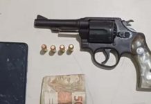 Homem é preso por porte ilegal de arma de fogo em Capim Grosso Uma ação conjunta entre a Rondesp Chapada e a 91ª CIPM resultou na prisão de um homem por porte ilegal de arma de fogo na noite desta quinta-feira (7), em Capim Grosso, na região da Chapada Diamantina.
