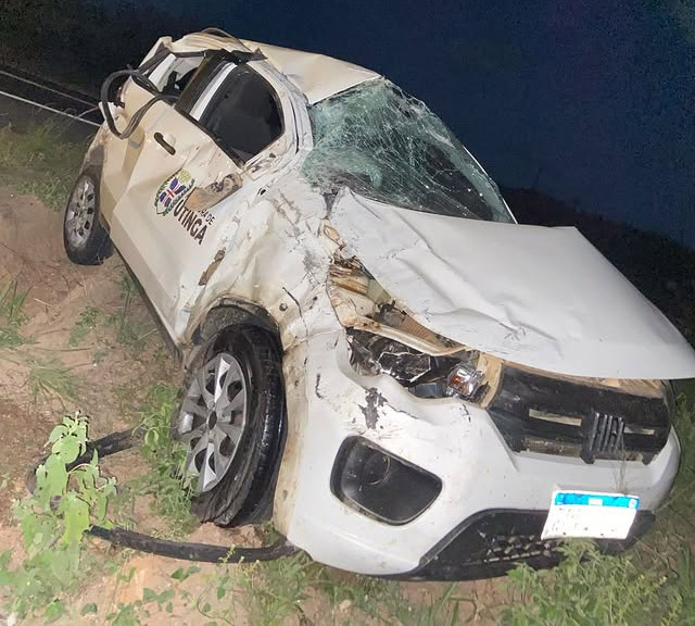 Carro da prefeitura de Utinga capota na BA-052 e deixa três feridos