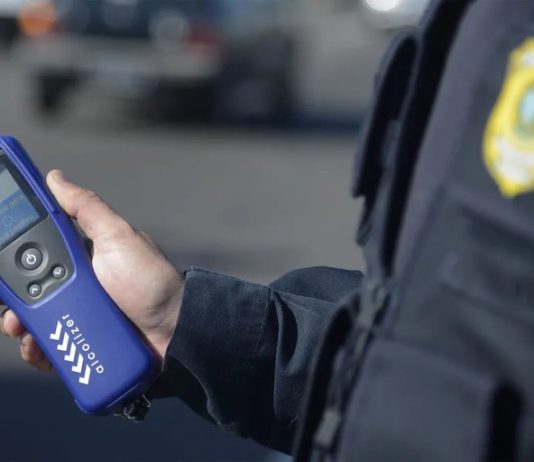 PRF flagra condutor com álcool no sangue após acidente com veículo de carga na BR-242