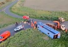 Ônibus com 50 pessoas capota em Araguari e deixa 10 mortos, incluindo duas crianças