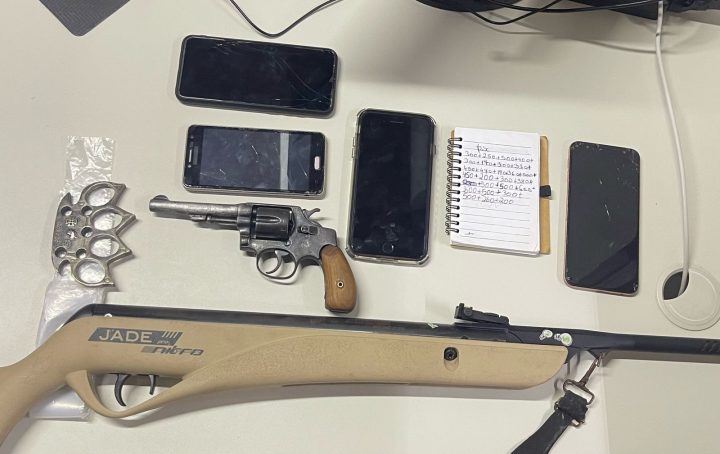 Polícia Civil cumpre mandado em João Amaro e prende suspeito por posse ilegal de arma de fogo Polícia Civil cumpre mandado em João Amaro e prende suspeito por posse ilegal de arma de fogo