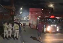 Vídeo: Grupo faz protesto após sepultamento de jovem morta após ser baleada durante uma ação policial em Salvador