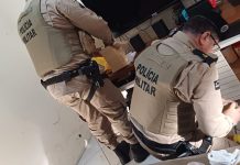 Dois PMs são presos por agredir e ameaçar testemunha em operação contra milícia na Bahia