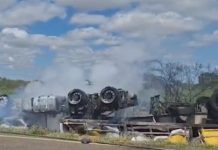 Homem morre carbonizado após caminhão tombar e pegar fogo
