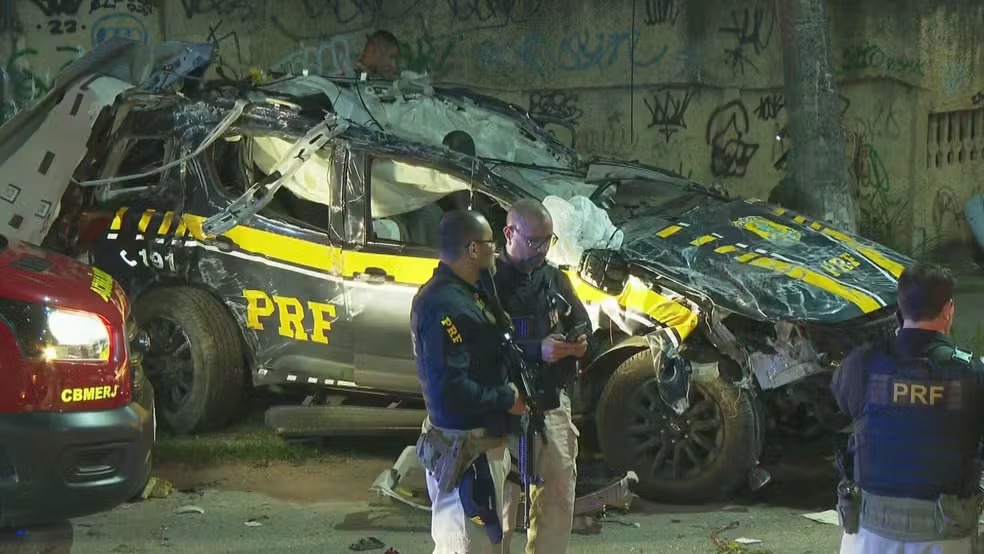 Acidente com viatura da PRF e carro de passeio deixa mortos