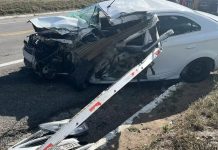 Caminhão tomba após colisão com carro que transportava cinco pessoas da mesma família na BA-052