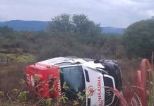 Ambulância do SAMU capota na BR-242 Ambulância do SAMU capota na BR-242