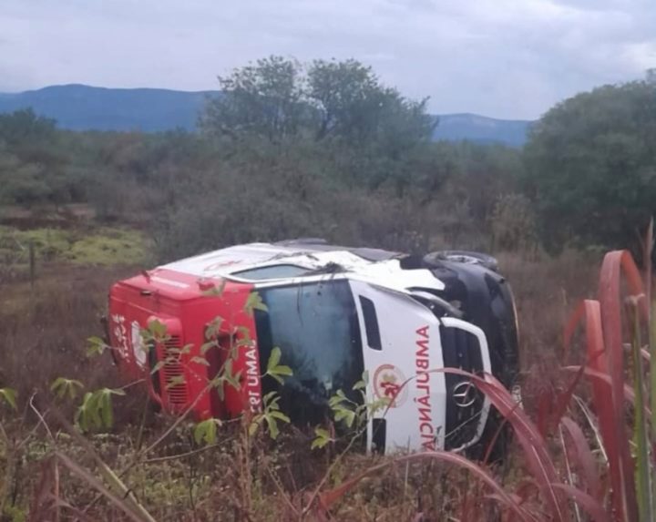Ambulância do SAMU capota na BR-242