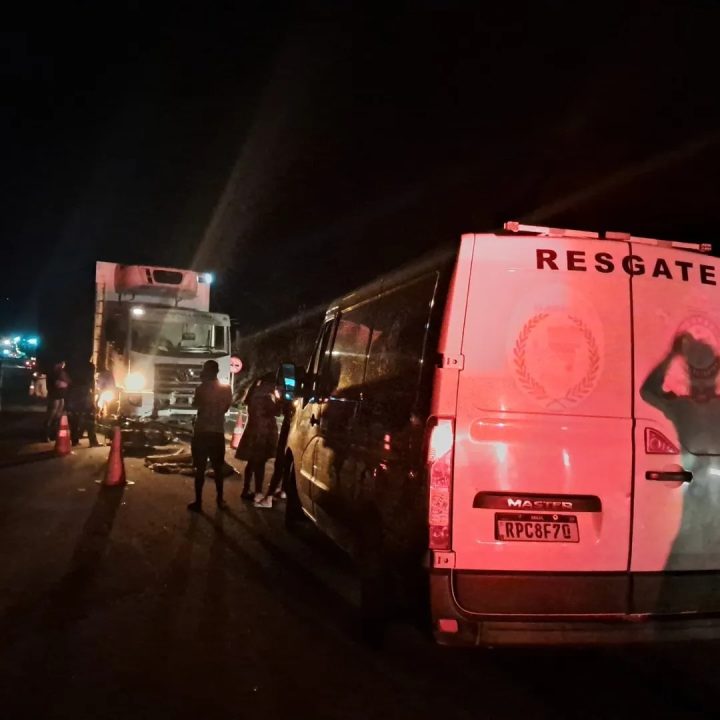 Grave acidente entre moto e caminhão deixa uma vítima fatal na BA-052, em Ipirá