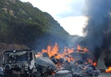 Caminhão carregado de algodão pega fogo e é destruído na BR-242