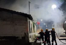 Incêndio destrói residência no centro de Ipirá durante a madrugada Incêndio destrói residência no centro de Ipirá durante a madrugada