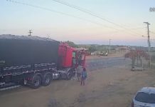 Casal morre e criança fica ferida após motorista perder controle de carreta e bater em casa