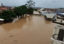 Rio transborda após fortes chuvas e 80 famílias ficam desabrigadas no recôncavo da Bahia Rio Subaé transborda após 180 mm de chuva e deixa 80 famílias desabrigadas em Santo Amaro
