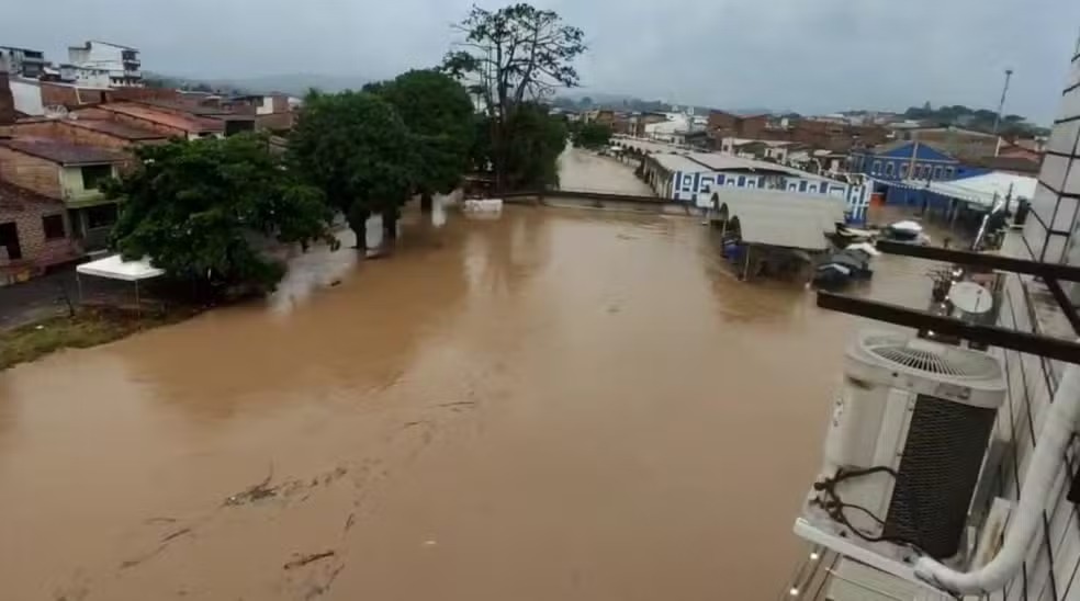 Rio Subaé transborda após 180 mm de chuva e deixa 80 famílias desabrigadas em Santo Amaro