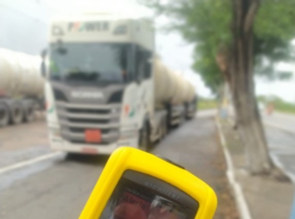 Motorista de carreta é flagrado embriagado durante fiscalização da PRF na BR-242