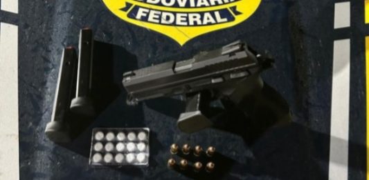 PRF apreende arma de fogo e anfetaminas durante fiscalizaçãona BR-242