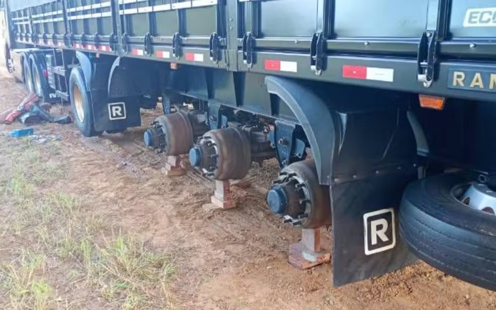 Motorista de caminhão é feito refém e veículo tem pneus e combustível roubados na Bahia