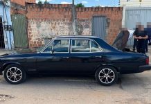 Homem aciona polícia e diz que encontrou corpo após abrir porta-malas de carro Homem aciona polícia e diz que encontrou corpo após abrir porta-malas de carro na Bahia