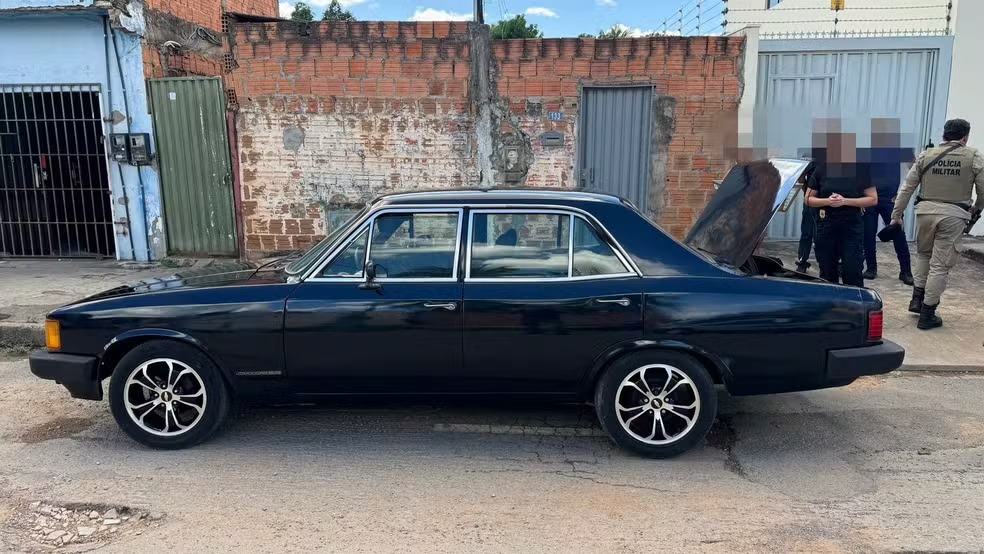 Homem aciona polícia e diz que encontrou corpo após abrir porta-malas de carro na Bahia