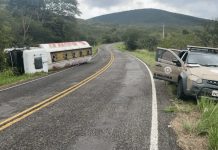 Caminhão-tanque tomba na BR-330 em Jequié Caminhão-tanque tomba na BR-330 em Jequié