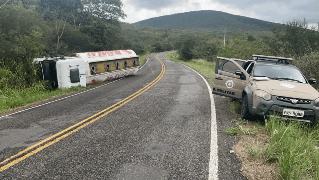 Caminhão-tanque tomba na BR-330 em Jequié