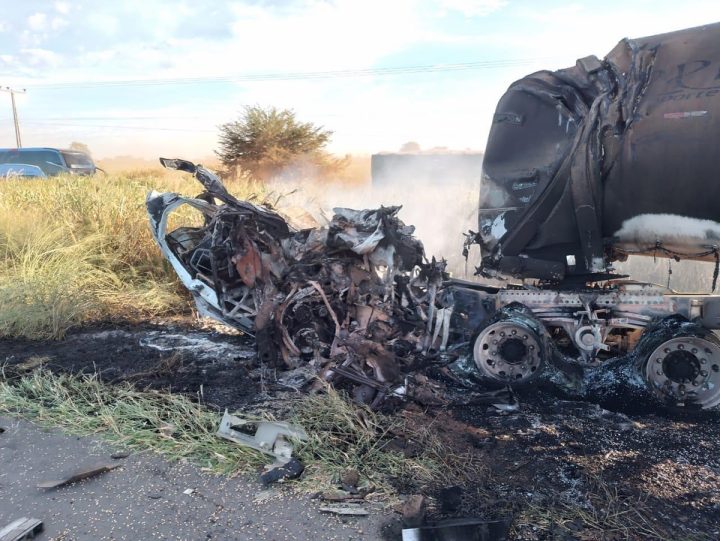 Grave acidente na BR-242 deixa dois mortos e um ferido na madrugada deste domingo Grave acidente na BR-242 deixa dois mortos e um ferido na madrugada deste domingo