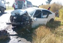 Três pessoas morreram e uma ficou ferida após uma colisão frontal entre dois carros na BR- 242