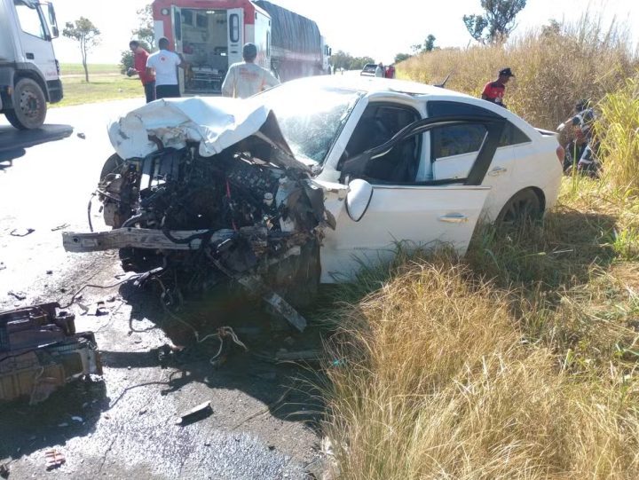 Três pessoas morreram e uma ficou ferida após uma colisão frontal entre dois carros na BR- 242