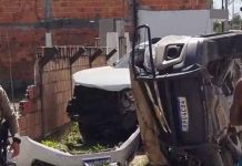 Policiais militares ficam feridos após viatura capotar durante perseguição