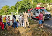 Mulher é arremessada à margem de pista após ser atropelada por carreta na BR-420 Mulher é arremessada à margem de pista após ser atropelada por carreta na BR-420