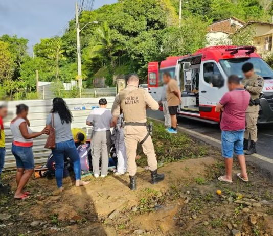 Mulher é arremessada à margem de pista após ser atropelada por carreta na BR-420 Mulher é arremessada à margem de pista após ser atropelada por carreta na BR-420