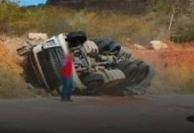 Carreta carregada com cimento tomba em curva perigosa da BA-148, em Rio de Contas