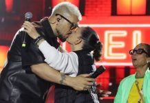 Prefeita de cidade da Bahia beija Belo durante festa junina