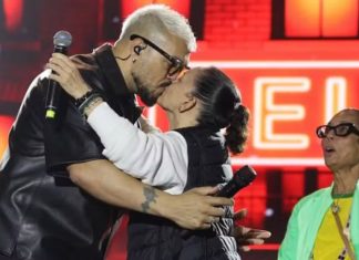 Prefeita de cidade da Bahia beija Belo durante festa junina