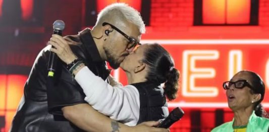 Prefeita de cidade da Bahia beija Belo durante festa junina