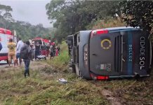Acidente com ônibus deixa pelo menos duas pessoas mortas na Bahia Acidente com ônibus deixa pelo menos duas pessoas mortas na BA-120