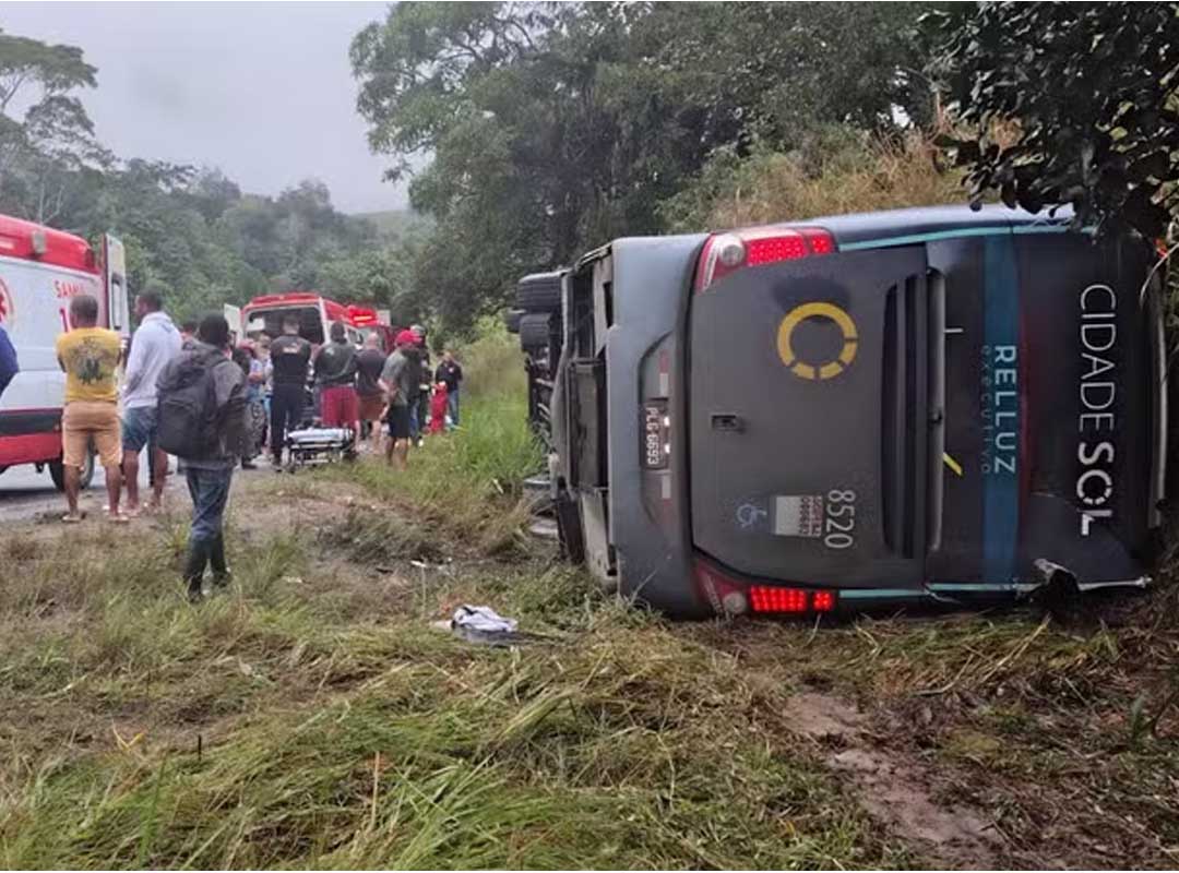 Acidente com ônibus deixa pelo menos duas pessoas mortas na BA-120