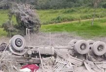 Caminhão carregado de cimento tomba e motorista morre no local