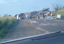 Carreta tomba e interdita totalmente a BR-116 no trecho de Lamaraozinho, em Santa Bárbara