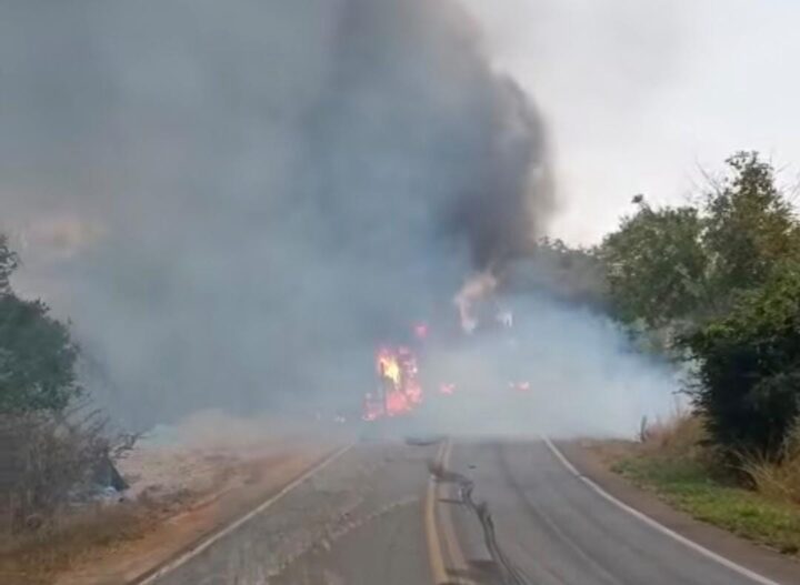 URGENTE: Carreta com carga de caroço de algodão pega fogo na manhã deste sábado