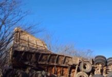 Caminhão Tomba na BR-242; Trânsito ficou parcialmente obstruído