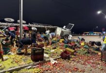Caminhão carregado de frutas tomba em Capim Grosso