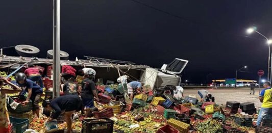 Caminhão carregado de frutas tomba em Capim Grosso