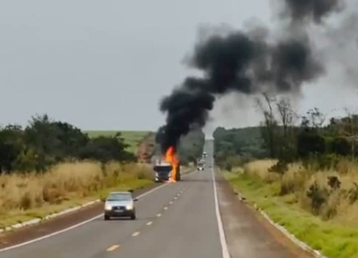 Carreta pega fogo entre Nova Andradina e Casa Verde